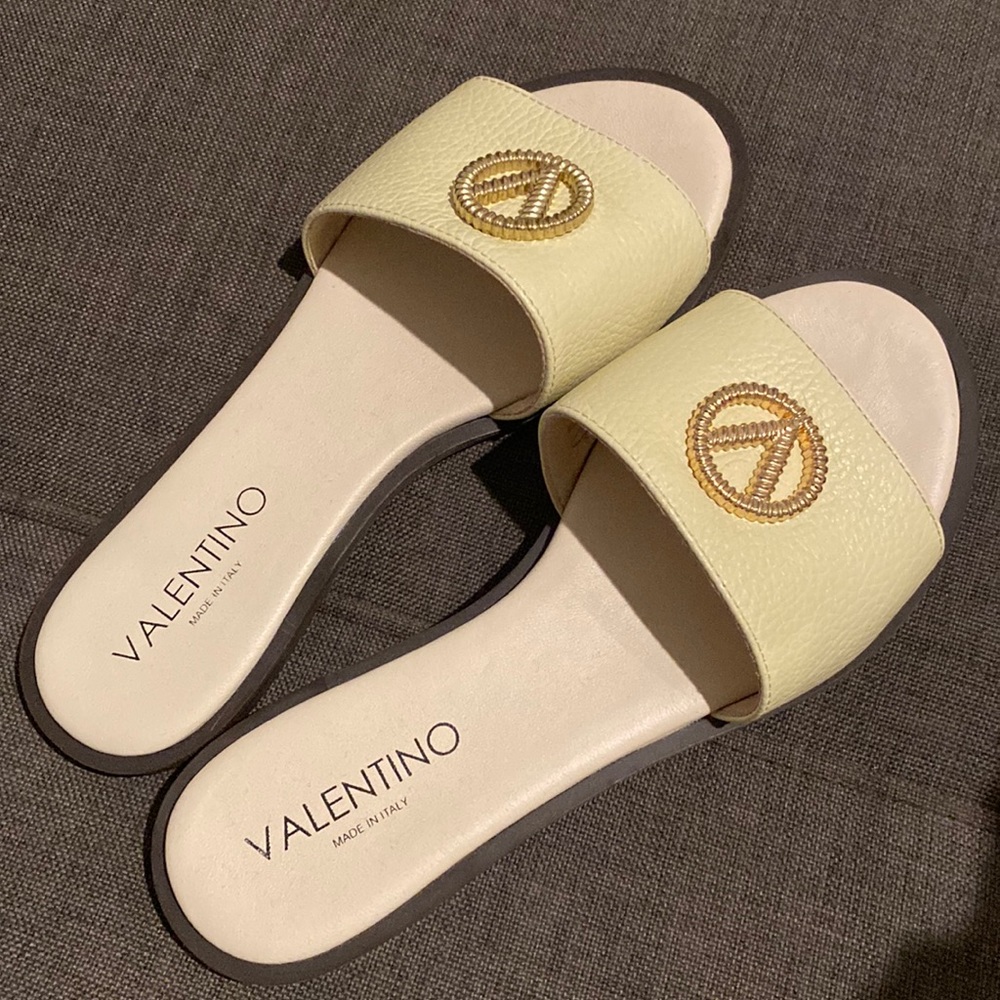 Valentino - size 9 cream leather slides with gold emblem